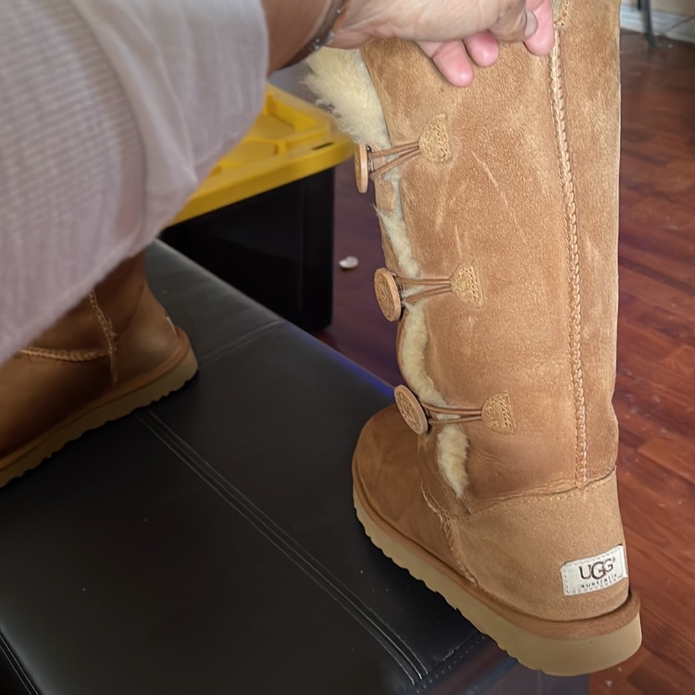 Ugg - Picture 6 of 9
